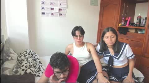 We are Lana. the one with short hair and vanessa girl with long hair online show from 28, 1, 2025