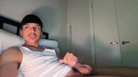 Snapshot of xmomentumx chatting on 4, 7, 2026 xmomentumx online show from 4, 7, 2026