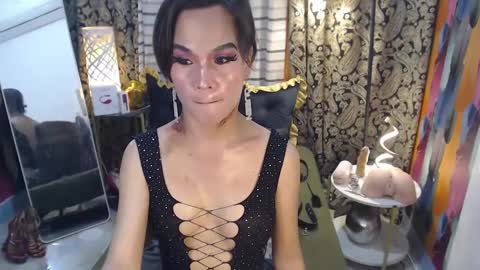 Snapshot of xqueenyasiandomcumx chatting on 17, 1, 2025 address me as QUEEN NINA A Little Bit of ANGELIC FACE with a Wild Demonic Side online show from 17, 1, 2025