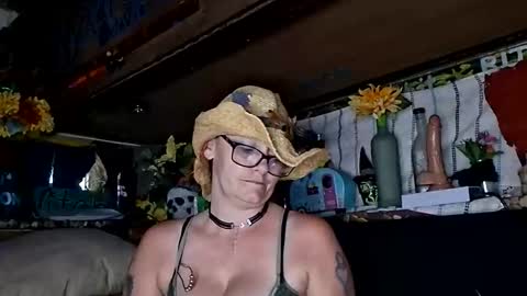 XXXQueenMandyDickenz online show from 13, 5, 2026