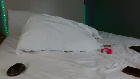 Lil Luna online show from 19, 12, 2025