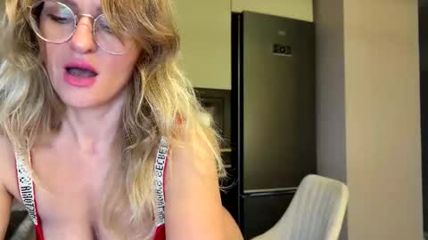Snapshot of yes_mommy_zlata chatting on 25, 9, 2025 Zlata online show from 25, 9, 2025