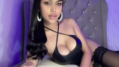 ylonagrae online show from 17, 4, 2026