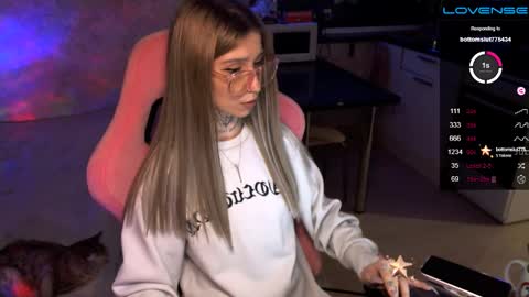 Snapshot of yngmilf_ chatting on 10, 12, 2024 online show from 10, 12, 2024