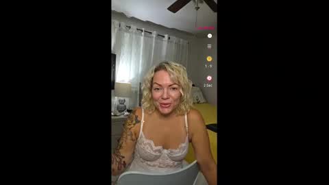 Yogiblondebangme online show from 8, 10, 2025