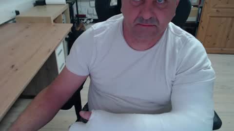 Snapshot of yoschi1976 chatting on 26, 10, 2025 yoschi1976 online show from 26, 10, 2025