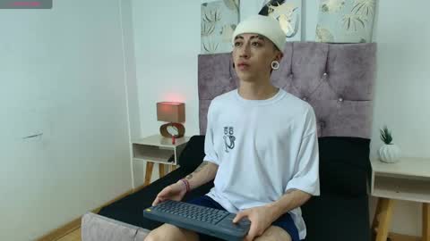 Snapshot of yoshua_smith chatting on 4, 4, 2026 Yoshua Smith online show from 4, 4, 2026