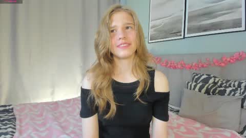 Snapshot of you_fell_in_love chatting on 22, 7, 2026 Elizabeth brunette -- Darline blonde online show from 22, 7, 2026