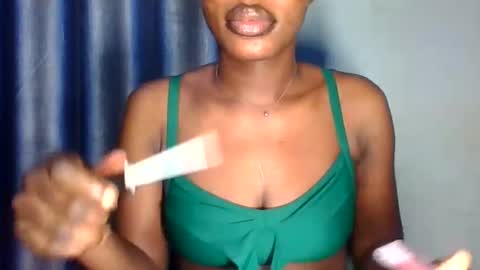 Snapshot of yourfavcamgirl_ chatting on 18, 1, 2026 favcamgirl online show from 18, 1, 2026