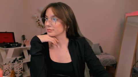 Snapshot of yourfrenchteacher chatting on 1, 2, 2025 Chloe online show from 1, 2, 2025