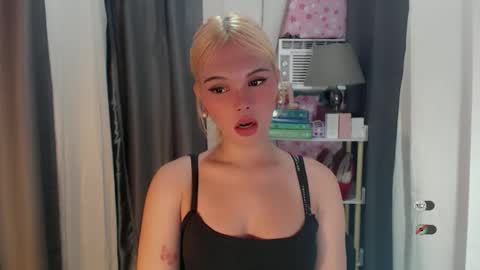 Snapshot of yourlovekylie chatting on 22, 5, 2026 KYLIE MORE online show from 22, 5, 2026