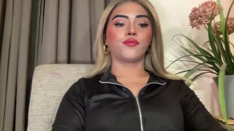 Snapshot of yvonne_guidotti chatting on 3, 2, 2025 Miss Cali online show from 3, 2, 2025