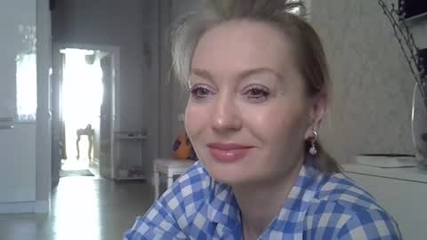 Snapshot of zarinaswift chatting on 27, 4, 2026 Zarina Swift online show from 27, 4, 2026