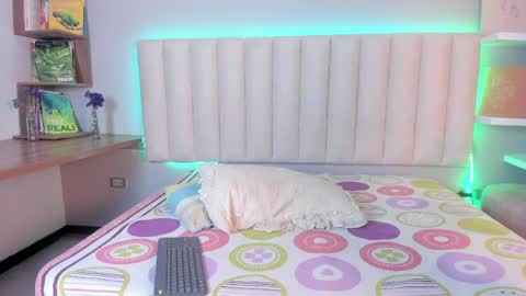 zoe_henderson online show from 26, 3, 2026