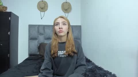 Snapshot of zoe_painn chatting on 21, 9, 2025 She Zoe He Painn online show from 21, 9, 2025