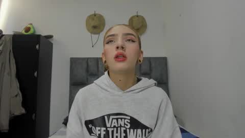 Snapshot of zoe_painn chatting on 6, 10, 2025 She Zoe He Painn online show from 6, 10, 2025