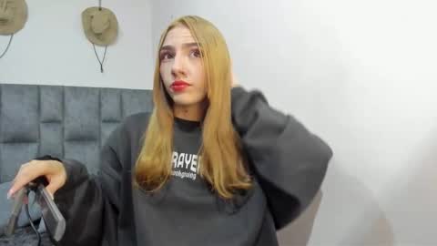 Snapshot of zoe_painn chatting on 1, 11, 2025 She Zoe He Painn online show from 1, 11, 2025