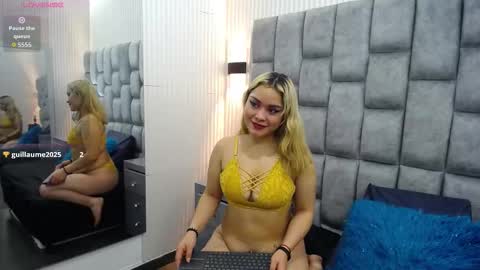 Snapshot of zoe_silver1 chatting on 15, 10, 2025 Zoe online show from 15, 10, 2025
