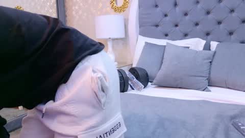 Zoe Krug online show from 7, 10, 2025