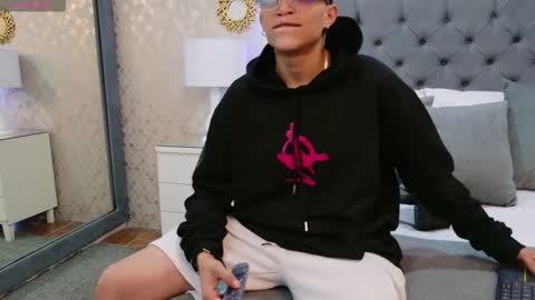 Zoe Krug online show from 7, 1, 2026