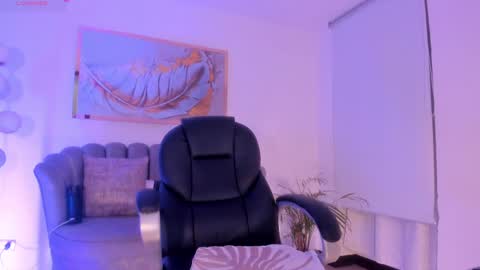 Zoe Presley  online show from 30, 10, 2025