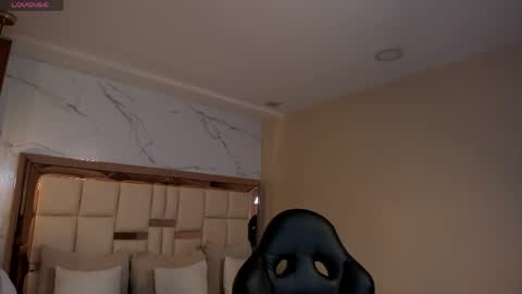 Snapshot of zoes_mile chatting on 6, 5, 2026 Zoes online show from 6, 5, 2026