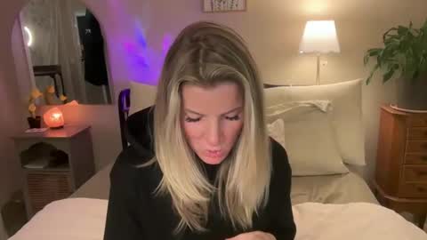 Zoeydanner online show from 6, 3, 2026