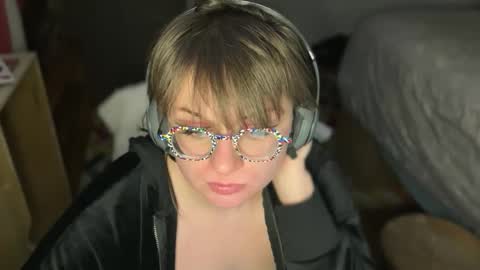 Snapshot of zombiemommmy chatting on 16, 1, 2025 rebecca buckler online show from 16, 1, 2025