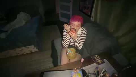 Snapshot of zombiemommmy chatting on 18, 11, 2025 rebecca buckler online show from 18, 11, 2025