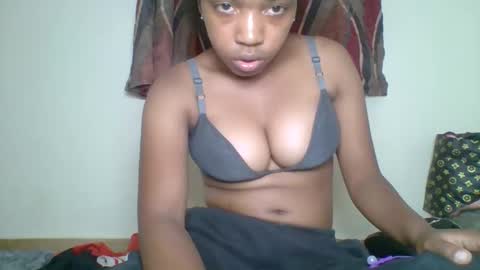 Snapshot of zyraelle_01 chatting on 25, 4, 2026 zyraelle_01 online show from 25, 4, 2026