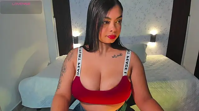 Snapshot of MartinaBianchi chatting on 13, 10, 2025 MartinaBianchi online show from 13, 10, 2025