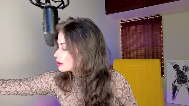 Snapshot of Emma__Blanco chatting on 2, 10, 2025 Emma Blanco online show from 2, 10, 2025