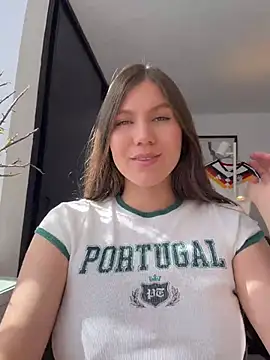 Snapshot of AmelieLaurent_ chatting on 23, 6, 2026 AmelieLaurent online show from 23, 6, 2026