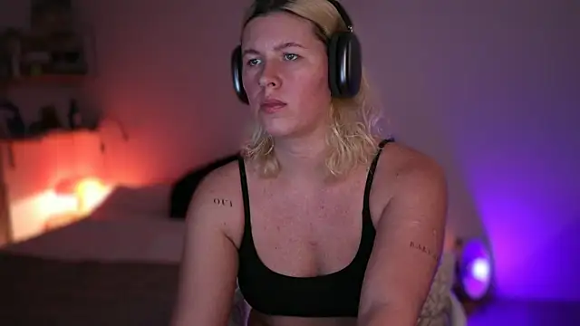 moonamii online show from 5, 3, 2025