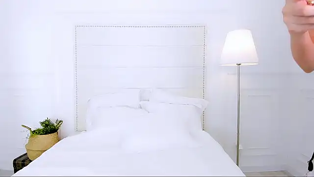 NaomiYuu online show from 18, 4, 2026