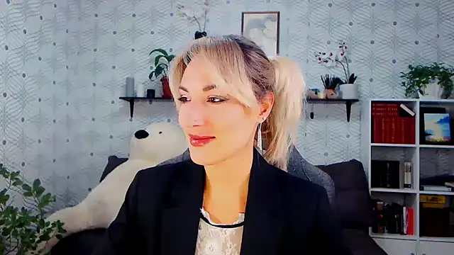 MillaXQueen online show from 14, 10, 2025