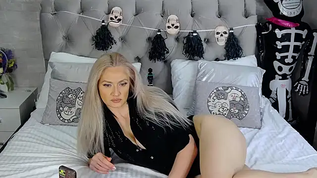 Snapshot of IsabellaDeRosa chatting on 28, 10, 2025 IsabellaDeRosa online show from 28, 10, 2025