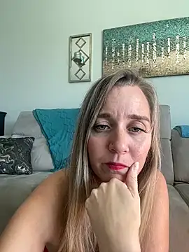 Snapshot of SkyelarSommer chatting on 3, 12, 2024 SkyelarSommer online show from 3, 12, 2024