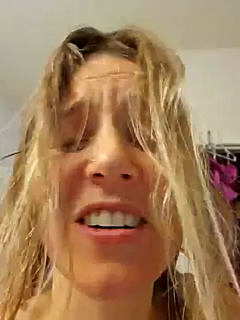 Snapshot of SkyelarSommer chatting on 5, 1, 2025 SkyelarSommer online show from 5, 1, 2025