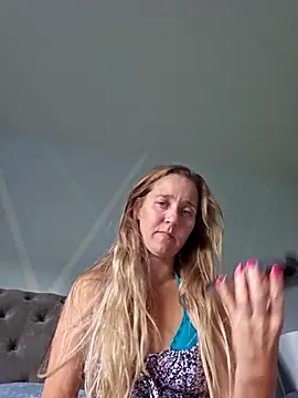 Snapshot of SkyelarSommer chatting on 3, 10, 2025 SkyelarSommer online show from 3, 10, 2025