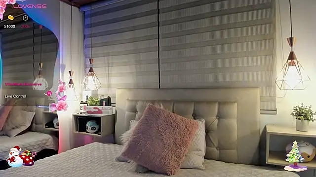 Snapshot of cristal__hot_1 chatting on 25, 11, 2025 cristal hot 1 online show from 25, 11, 2025