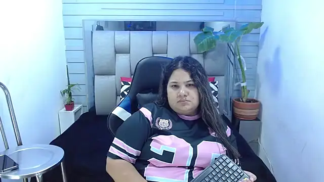 Snapshot of evelin_zaens chatting on 12, 5, 2026 evelin zaens online show from 12, 5, 2026