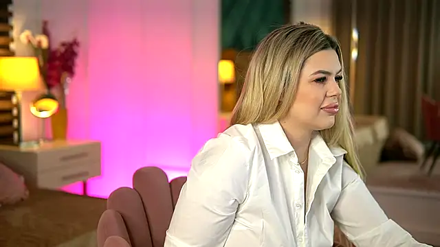 Snapshot of SophieBoobsX chatting on 17, 11, 2025 SophieBoobsX online show from 17, 11, 2025