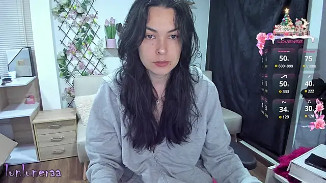 Snapshot of Lunlunera chatting on 18, 12, 2024 Lunlunera online show from 18, 12, 2024