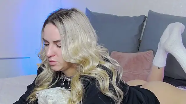 SofiJames online show from 6, 3, 2025