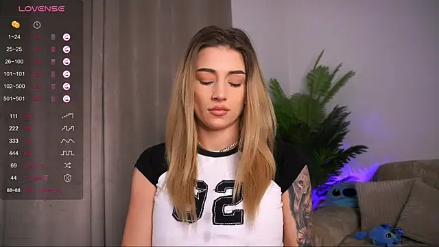 Snapshot of AishaCarter chatting on 11, 2, 2025 AishaCarter online show from 11, 2, 2025