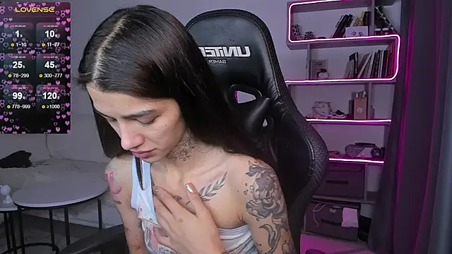 Snapshot of vinkitinkii chatting on 2, 1, 2025 vinkitinkii online show from 2, 1, 2025