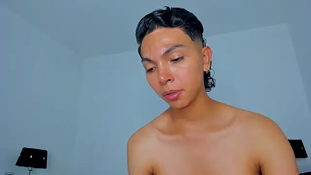Snapshot of xhenisa_ chatting on 6, 4, 2026 xhenisa online show from 6, 4, 2026