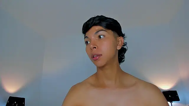 Snapshot of xhenisa_ chatting on 10, 4, 2026 xhenisa online show from 10, 4, 2026