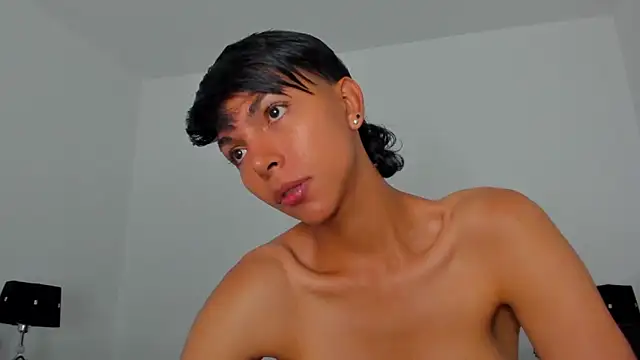 Snapshot of xhenisa_ chatting on 12, 5, 2026 xhenisa online show from 12, 5, 2026